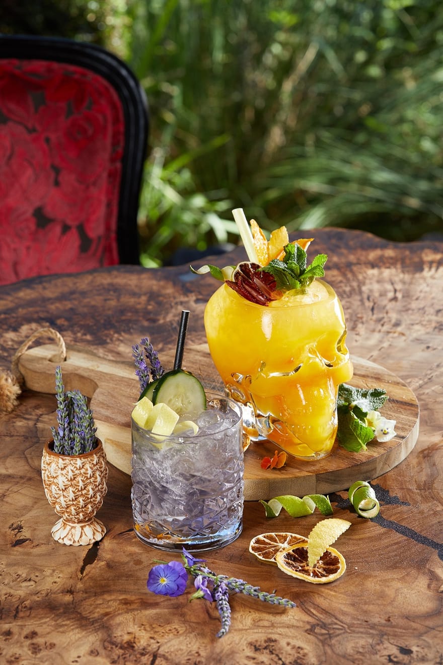 Cocktails signatures de La Petite Forêt servis sur une table en bois