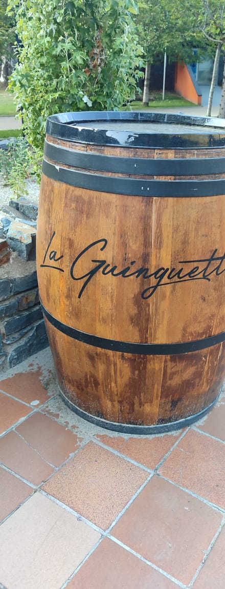 Tonneau en bois portant le logo La Guinguette, sur la terrasse